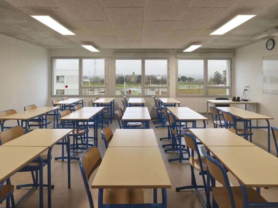 Vue sur une salle de classe. © Roland Halbe