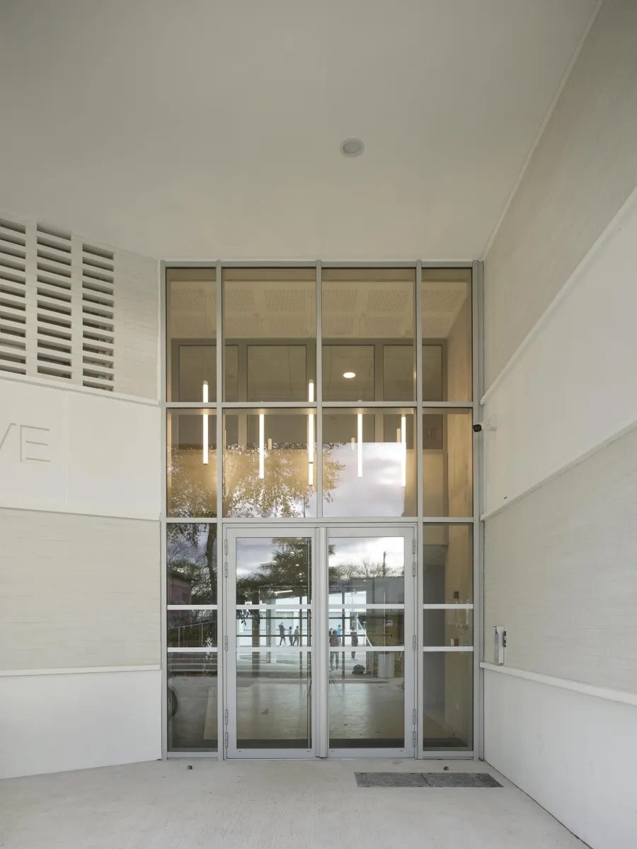 L’entrée du collège et du lycée. @ Roland Halbe