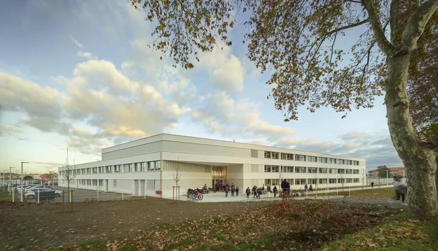 La partie la plus élevée du bâtiment (R+2) se dresse sur la route de Paris et affiche la présence de l’institution scolaire. @ Roland Halbe