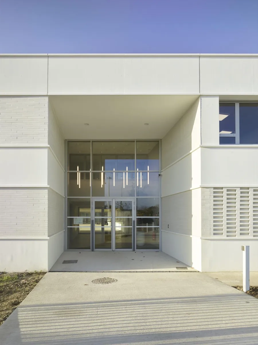 L’entrée de la maternelle et de l’école primaire. @ Roland Halbe