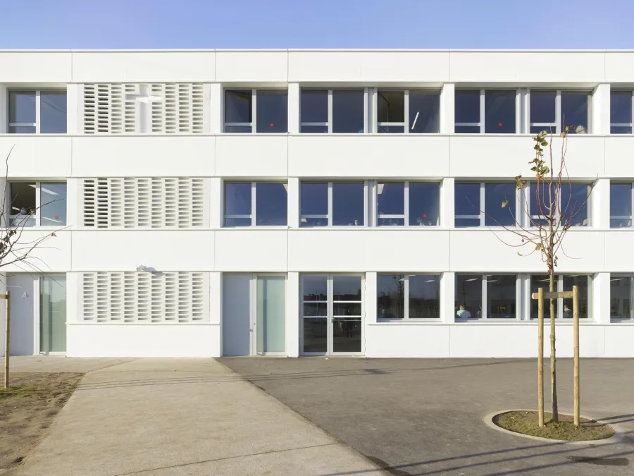 Les façades jouent sur de grandes horizontales alternant fenêtres en longueur, bandeaux en béton blanc ou en briques de béton blanc. @ Roland Halbe