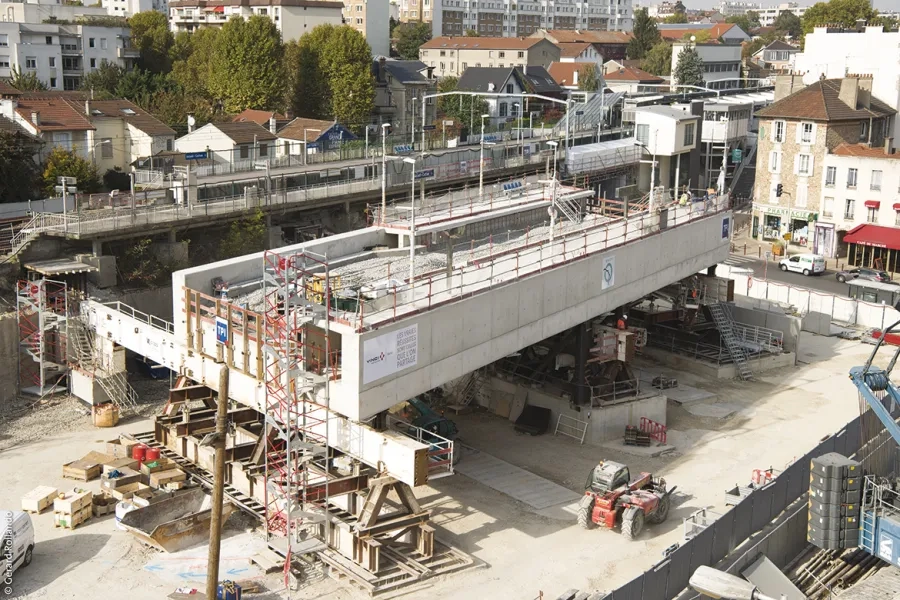 Avancée du chantier à Arcueil - Cachan avec mise en place du pont-dalle.  