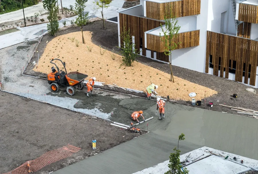 Acheminé sur le chantier par dumper, le béton a d'abord été tiré à la règle.