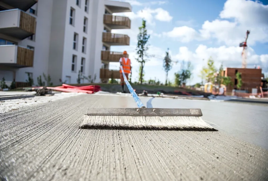 La surface du béton a enfin été animée par de fines stries régulières, réalisées au moyen d'un balai de marquage.