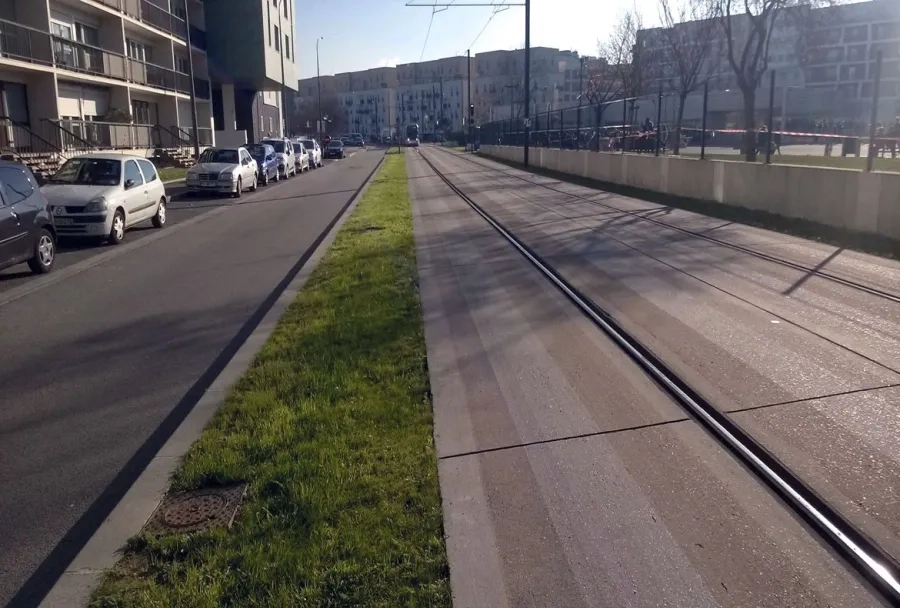 La plate-forme du tramway T6 est constituée d’une dalle courte en béton non armé et goujonné