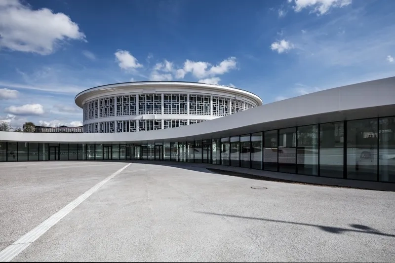 La façade largement vitrée de l’extension rend visible de l’extérieur ce qui se passe dans le bâtiment et invite à entrer.