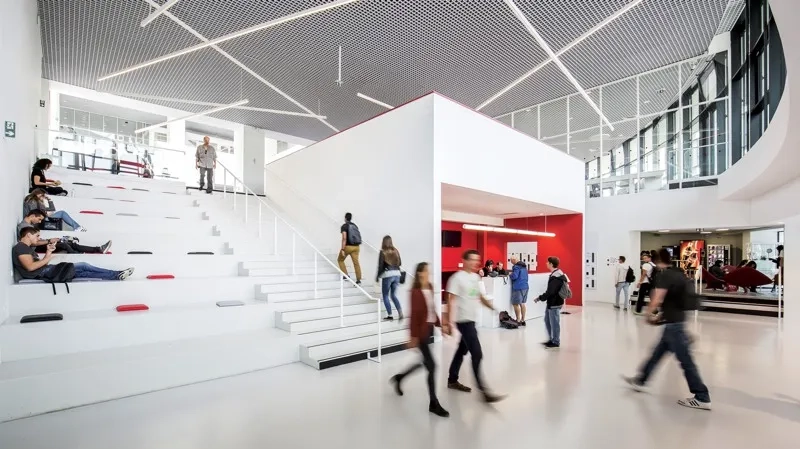 Vue sur le hall, l’accueil et l’escalier qui conduit au premier étage.