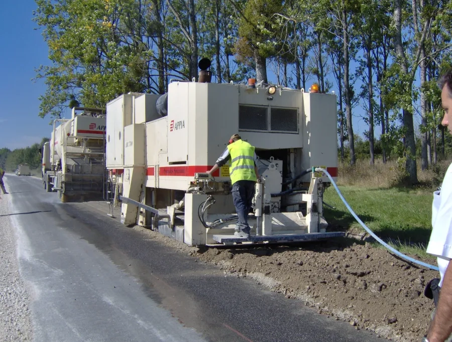 Vue générale d’un chantier de retraitement d’une  chaussée en place avec un liant hydraulique routier