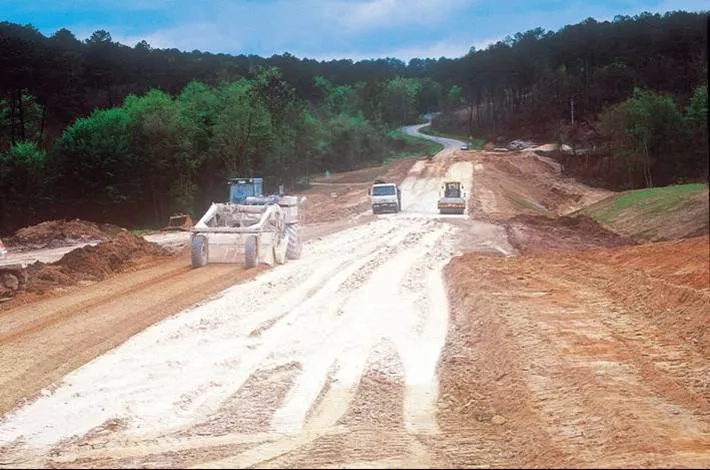 Chantier de traitement de sols en terrassements routiers