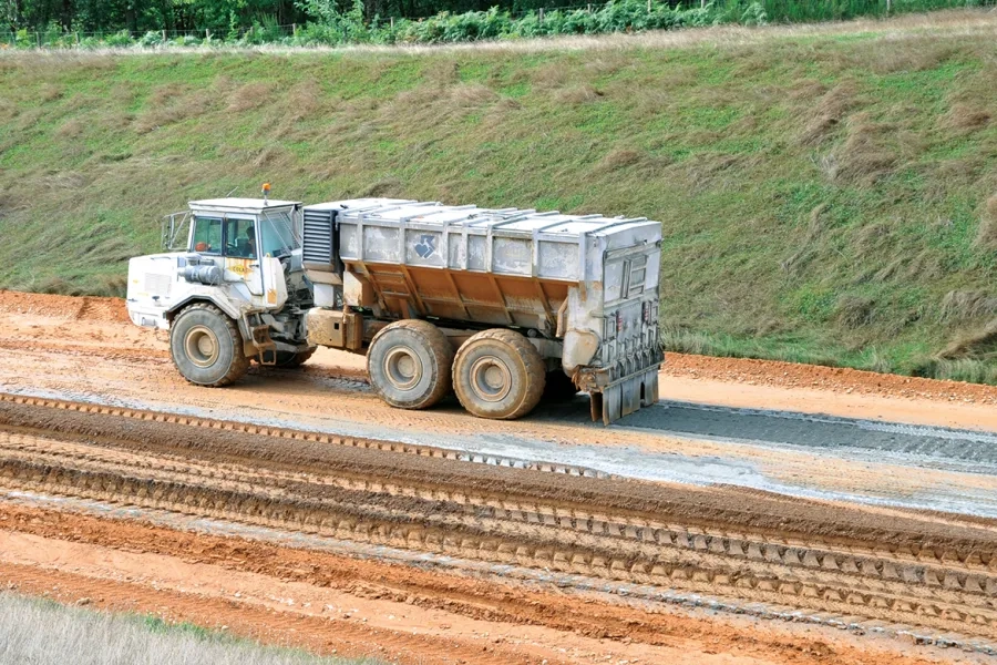 En quatre jours, 800 tonnes de liants Rolac Flex de Lafarge, provenant de l’usine d’Angoulême,  ont été mises en œuvre.