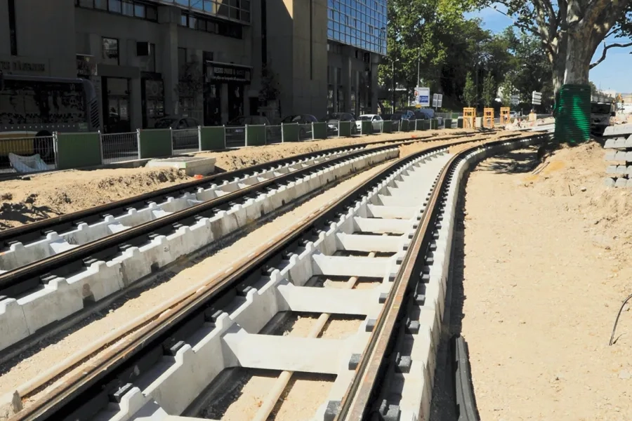 Plate-forme en « ladder track », destinée à accueillir une couverture végétale sur la séquence 1, le long  des remparts historiques.