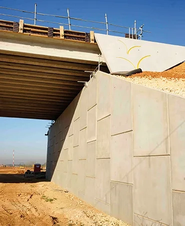 17 ouvrages, dont le pont- route de la rd 42 à Caissargues (gard), font appel à la technique sur appuis vsol®. des écailles en béton armé constituent le parement.