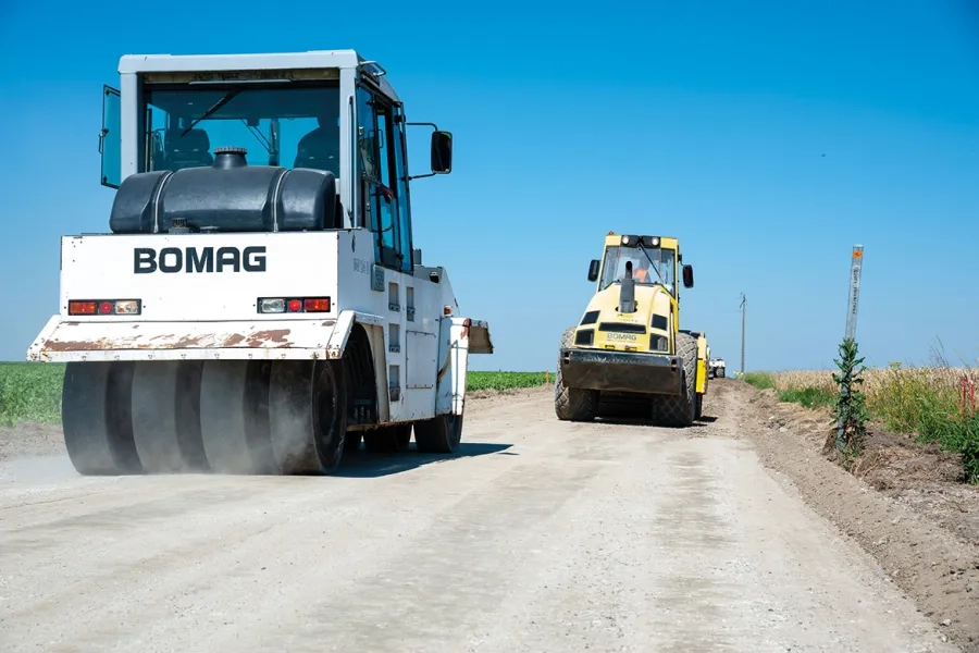 L’atelier de compactage composé d’un compacteur  à pneumatiques Bomag BW 24 RH et d’un rouleau V5. 