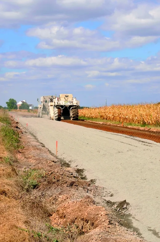 Une Wirtgen 2400 intervient pour mélanger le matériau de l'ancienne chaussée avec le liant sur une épaisseur de 35 cm.