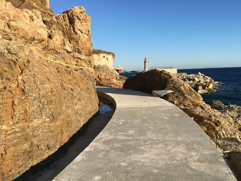 Pour intégrer l'ouvrage dans le paysage et l’histoire, le béton de la promenade valorise des agrégats prélevés sur le site. Le parement est un béton squamé pour laisser apparaître sa texture interne.