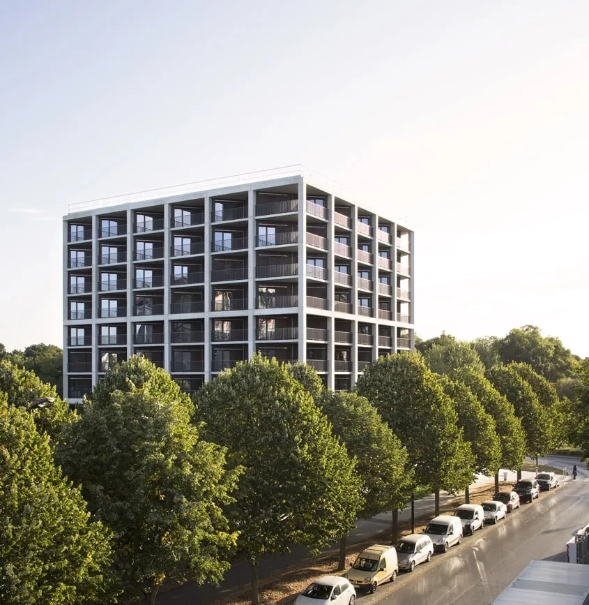 Au rez-de-chaussée de la partie contemporaine se caractérise une bande vitrée continue de 33 m de long, qui ouvre généreusement l’espace jeunesse sur le parc.