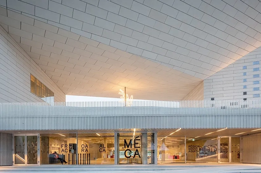 Dans le socle biseauté, l’accès au hall d’entrée.