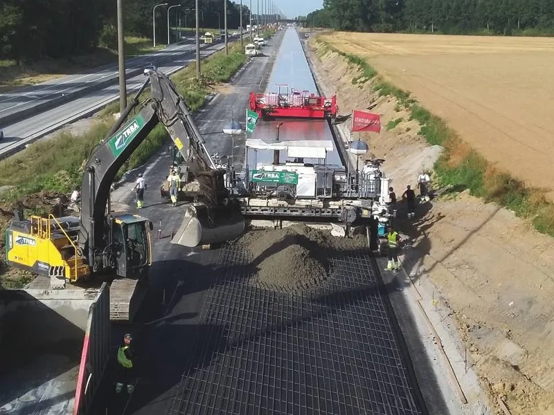 La nouvelle autoroute E42/A8 Kain-Lamain a nécessité la pose de 230 000 m2 de BAC.