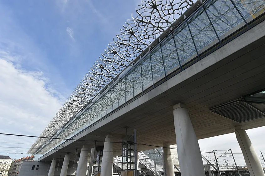 Les baies vitrées sont protégées des apports solaires par des ombrières en BFUP.