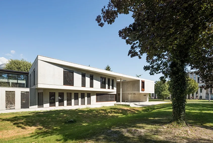 Par leur rythme et le béton brut de décoffrage, les façades de l’extension perpétuent l’esprit du bâtiment d’origine.