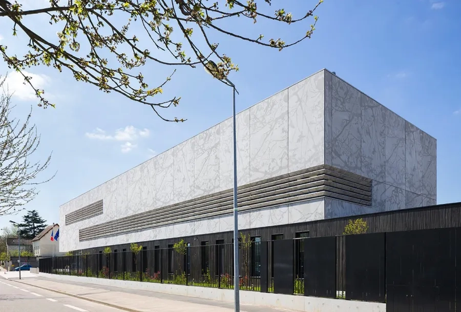 Les façades nord et ouest sont habillées de béton orné.