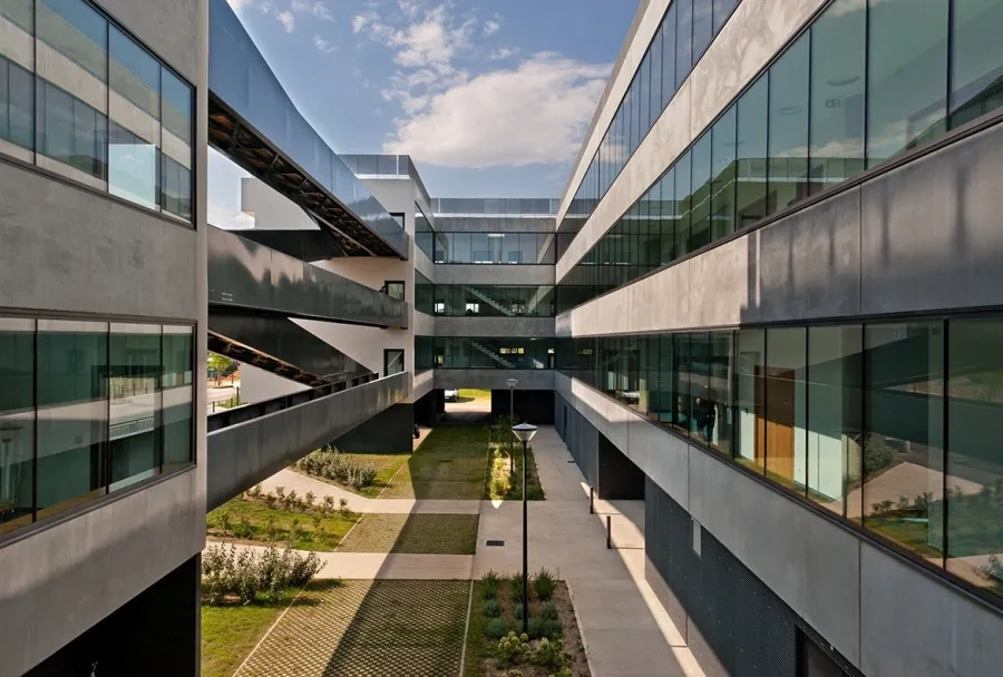 L’espace à ciel ouvert de l’atrium est un entre-deux protecteur, où la vie intérieure du bâtiment se révèle.