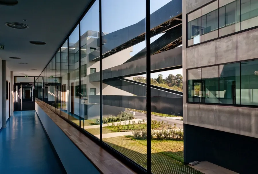 Le couloir entièrement vitré sur l’atrium.