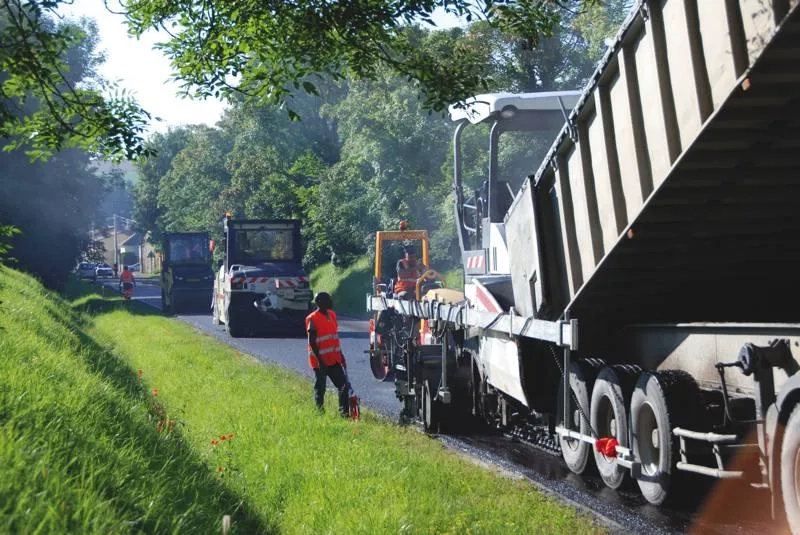 Application de la couche de roulement après retraitement des zones endommagées (10 000 t de BBSG 0/10 avec 30 % d'agrégats d'enrobés).