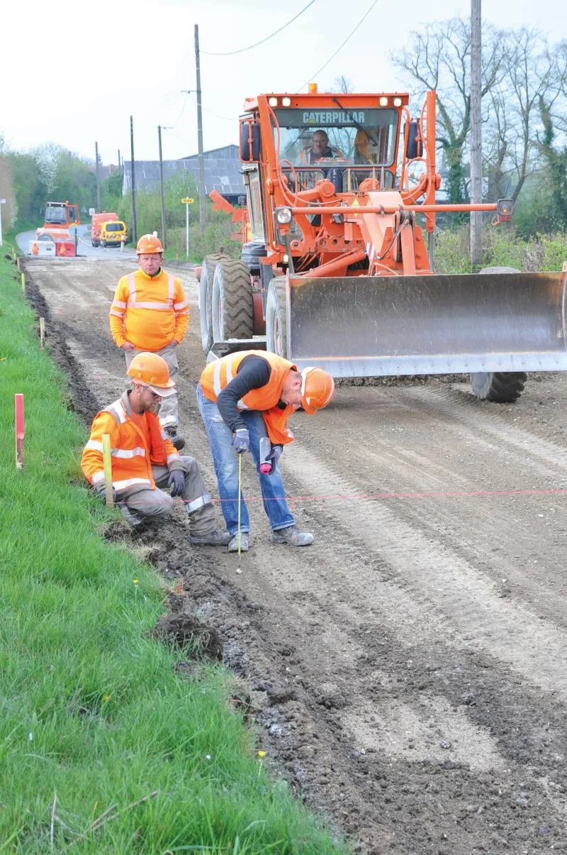 Prise de mesure de la hauteur de la chaussée retraitée avant réglage.