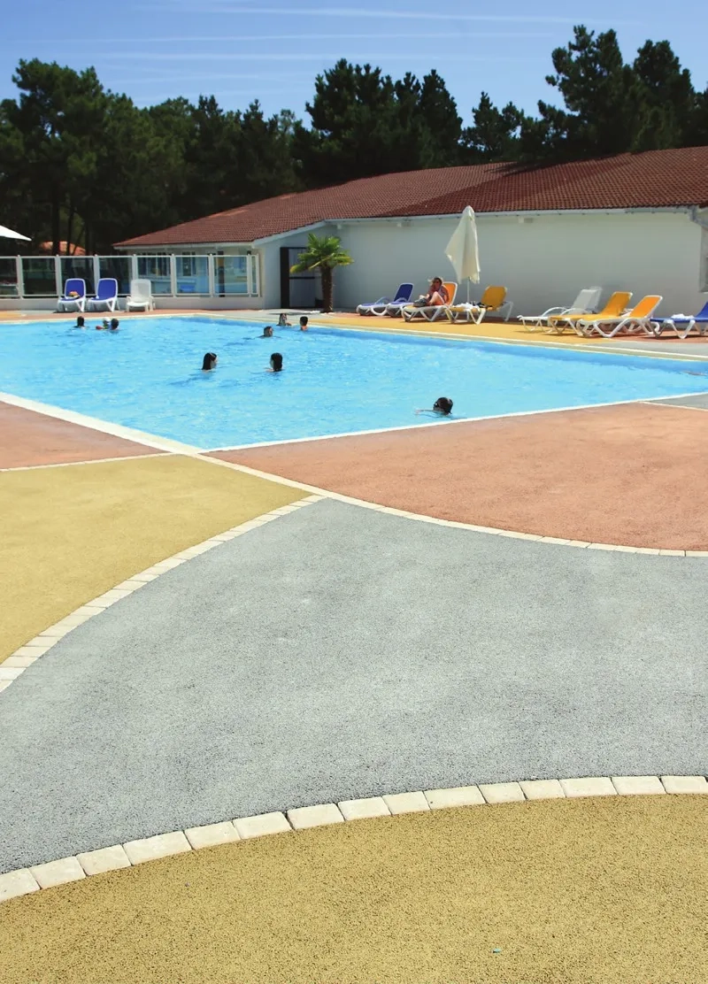 Piscine, La Tranche- sur-Mer.  Les bétons drainants trouvent également leur utilité dans les équipements collectifs de loisirs.