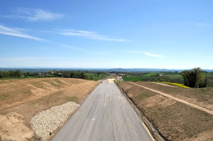 Vue d’ensemble d’un tronçon du chantier du contournement de Baraqueville. 