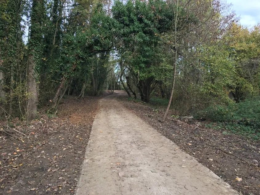 La piste cyclable s’intègre parfaitement dans le paysage naturel de la vallée de l’Orne.