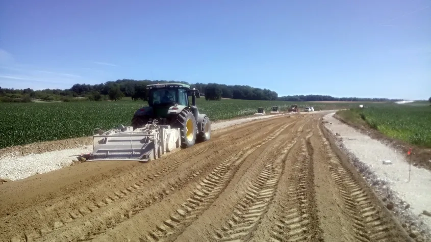 Juillet 2020. Vue générale du chantier de traitement de la couche de forme de la déviation de Ballesdorf, le plus important engagé récemment par le département du Haut-Rhin.