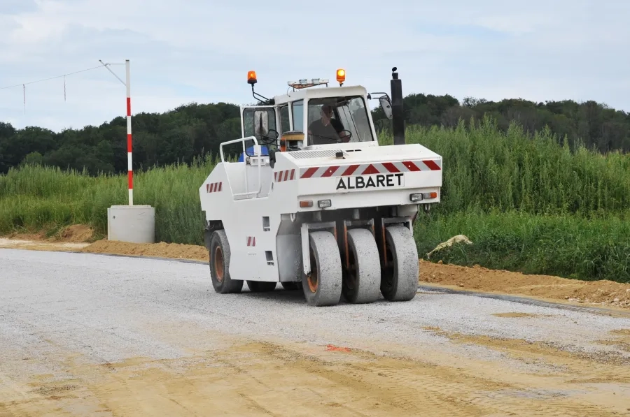 Un compacteur à roue réalise compactage final.