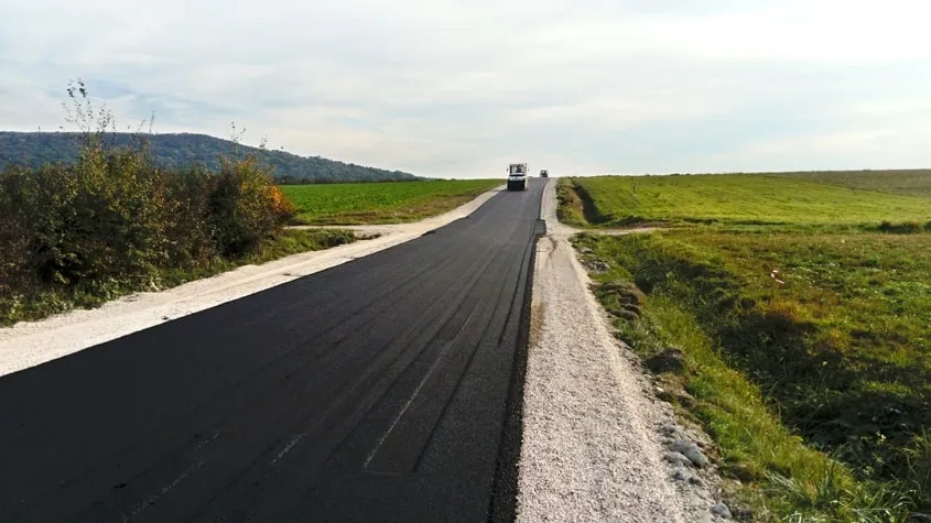 Compactage du BBCS. Mise à niveau des chemins d’accès aux parcelles agricoles.