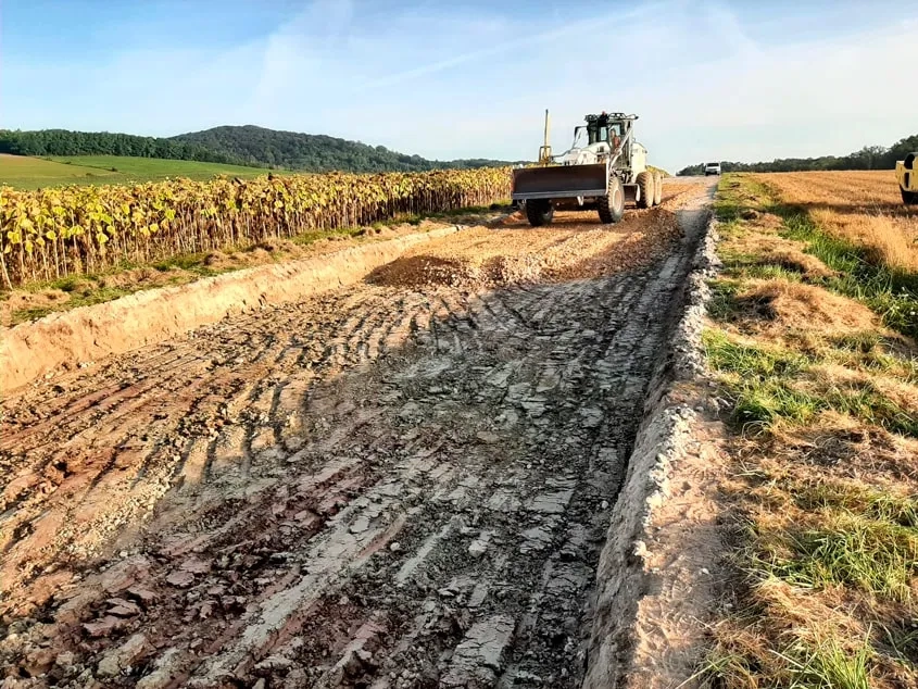 Travaux de remblayage des purges effectués en pleine largeur.