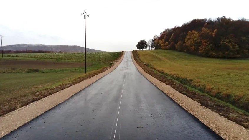 Réhabilitation de la RD25 achevée. Accotement rehaussé et axe de prémarquage réalisé.