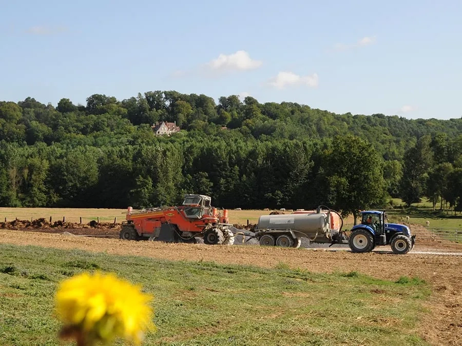 Technique éprouvée, le retraitement en place au LHR combine intégration écologique et respect du site, en évitant notamment l’extraction et la mise en décharge des matériaux pollués par une noria de camions