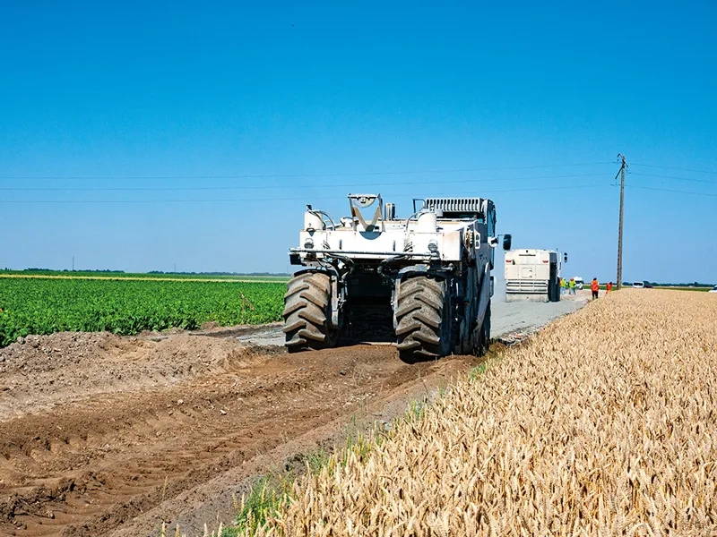 Le malaxeur Wirtgen 2400 intervenant sur une épaisseur de 45 cm de profondeur.