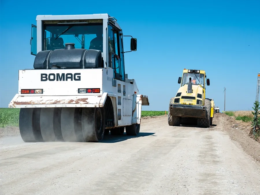 L’atelier de compactage composé d’un compacteur à pneumatiques Bomag BW 24 RH et d’un rouleau V5. 