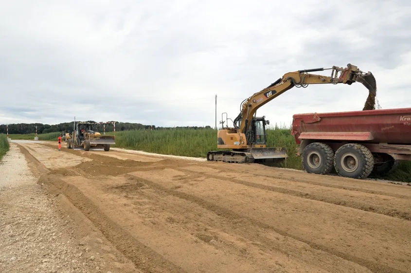 Les déblais, traités à la chaux, stockés et bâchés dans le périmètre du chantier, sont repris pour la réalisation de la couche de forme.