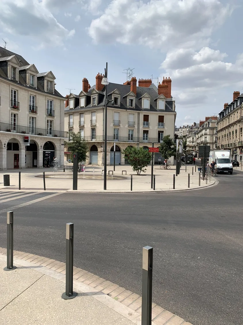 La place de la Résistance  (rive droite) est désormais libérée des véhicules en stationnement.