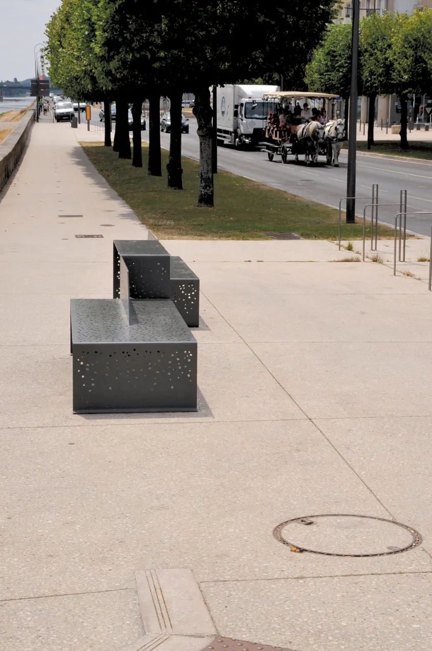 Ombragés et agrémentés de bancs très design, les bords de Loire rénovés ont retrouvé leur agrément.