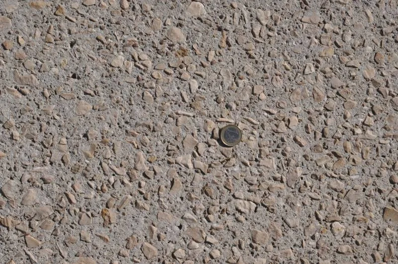 Les cailloux utilisés dans les bétons décoratifs proviennent de la carrière de Châteauneuf-les-Martigues (Bouches-du-Rhône), située à 50 km.