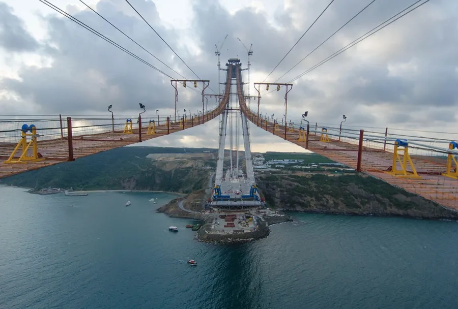 Un pont suspendu à haute rigidité pour franchir le Bosphore.