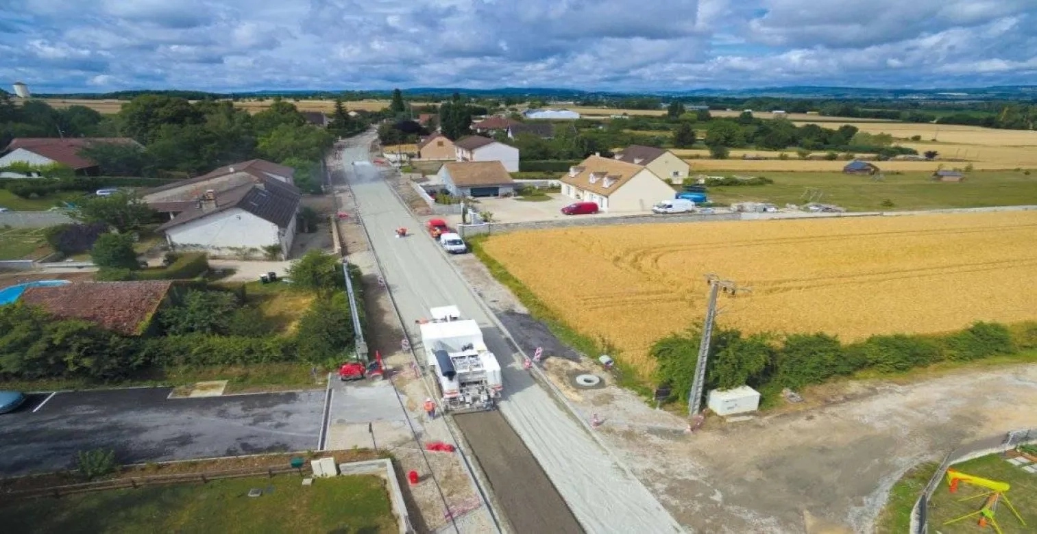 Vue aérienne d'un chantier de retraitement en place (RD62 à Demigny,71)