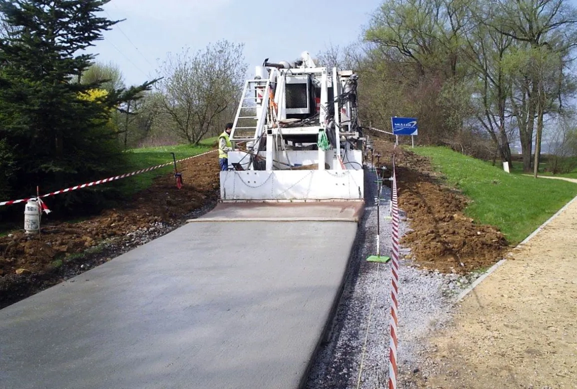 La réalisation de la piste cyclable a nécessité l'utilisation d'une Miller Ml-1800 pour couler 500 mètres linéaires en moyenne par jour.