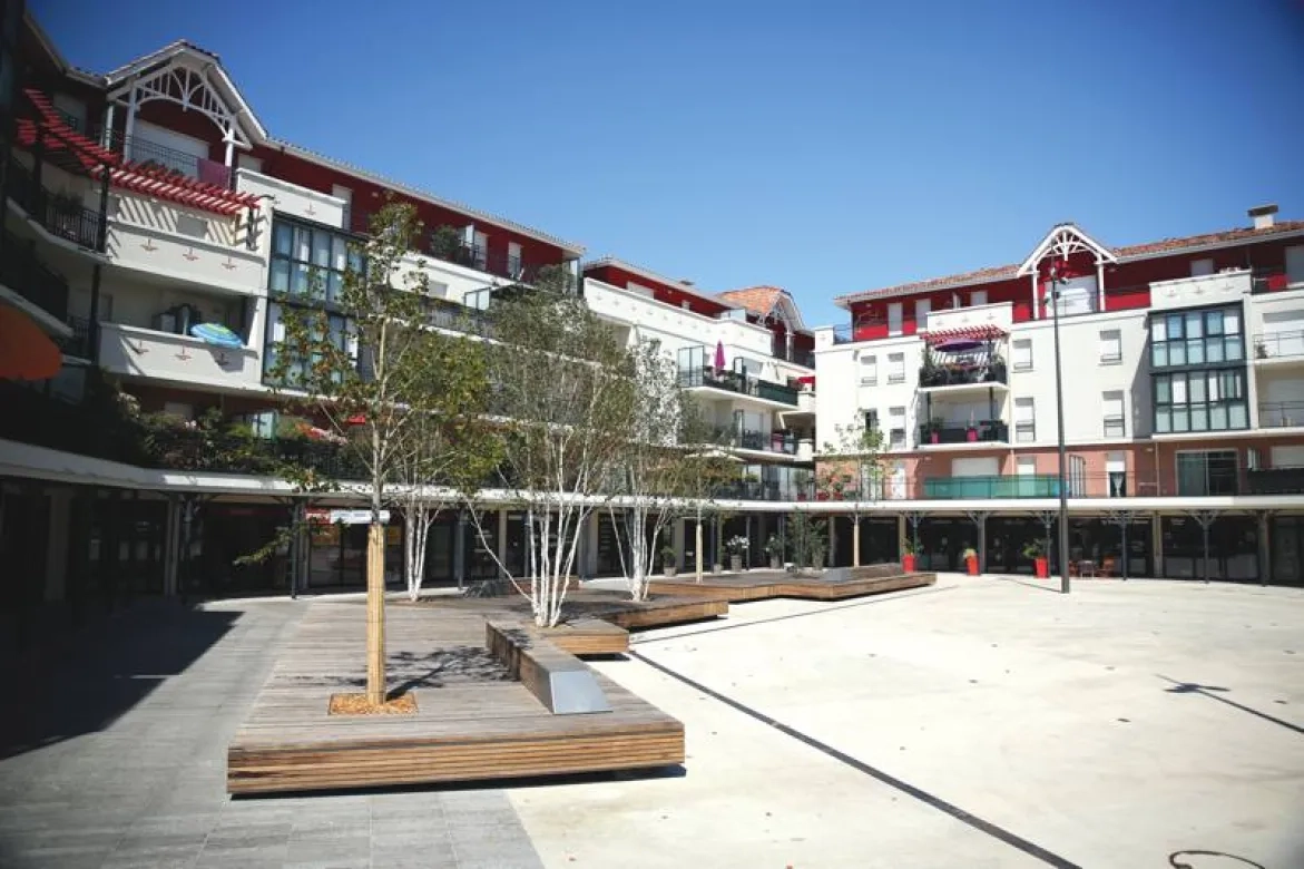 Vue de la place du marché de La Teste-de-Buch, commune voisine d’Arcachon : « Une opération exemplaire d’embellissement du cœur de ville », selon son maire, Jean-Jacques Eroles.